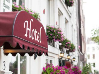 Vordache über dem Eingang eines Hotels