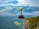 Die Seilbahn am Hang des Pilatus bietet einen spektakulären Blick über den Luzerner See