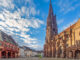 Das Freiburger Münster und das Historische Kaufhaus am Münsterplatz in Freiburg