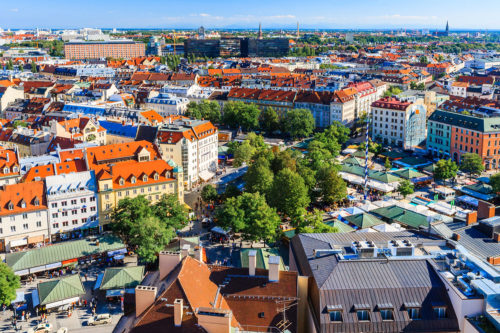 Panoramablick über den Münchner Viktualienmarkt