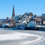 Die schönsten Reiseziele in Deutschland im Februar Hafen von Rostock Winter Warnow zugefroren