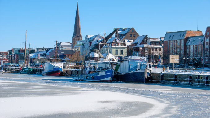 Hafen von Rostock Winter Warnow zugefroren