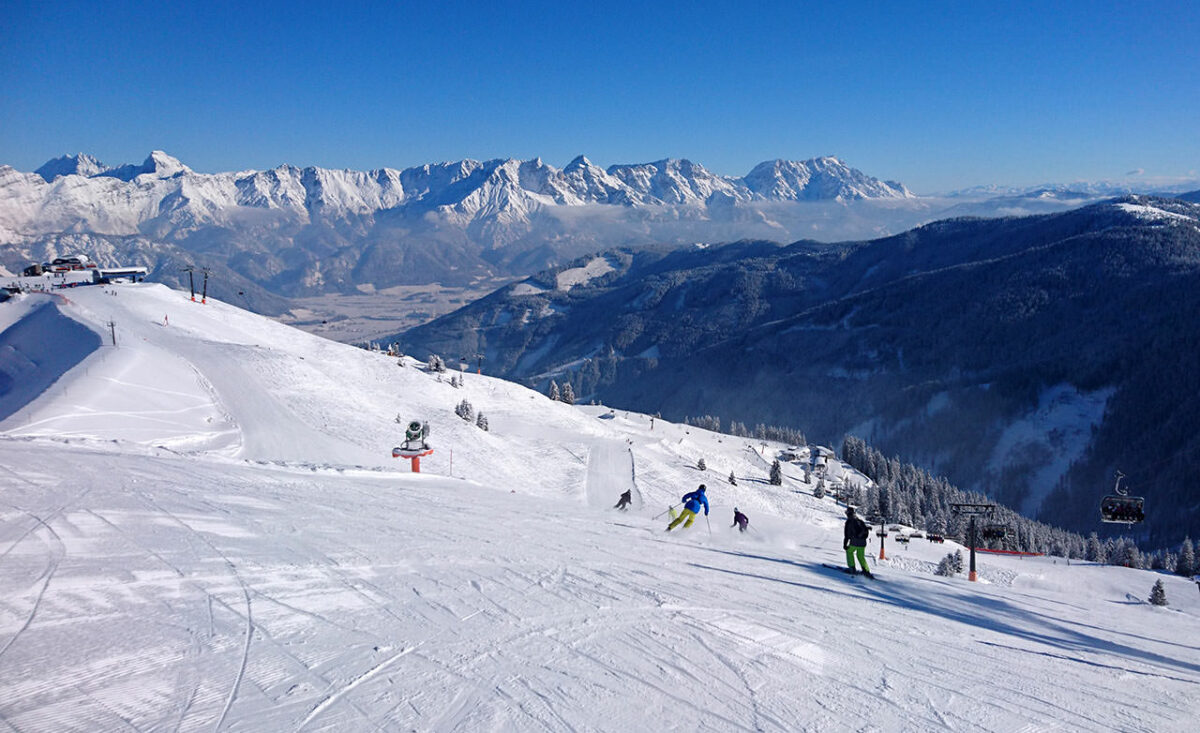 Skifahrer auf einer Skipiste in Saalbach Hinterglemm (Österreich)