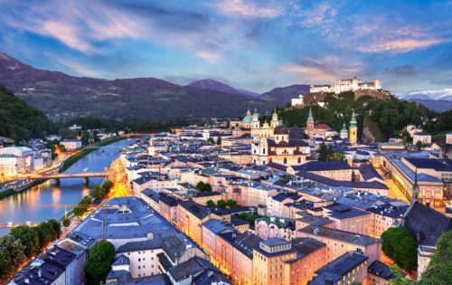 Salzburg erstrahlt in der Abenddämmerung