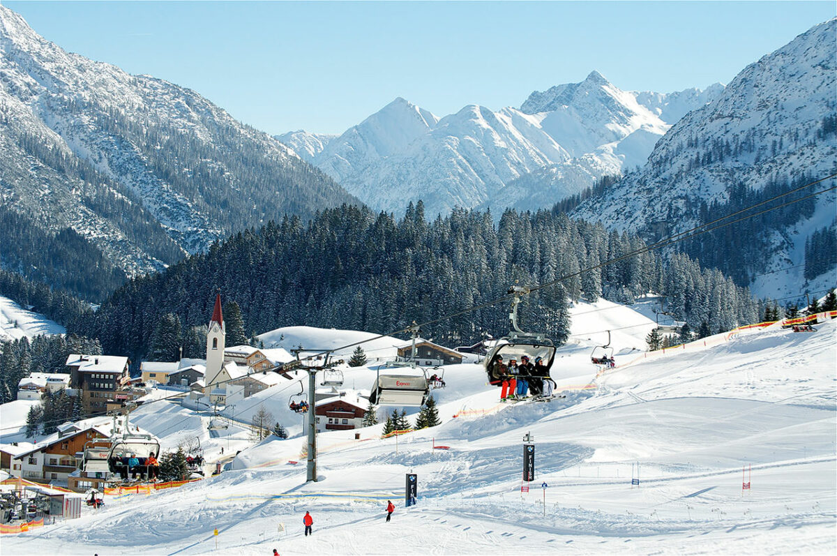 Winterpanorama auf Skigebiet Warth im Arlberg