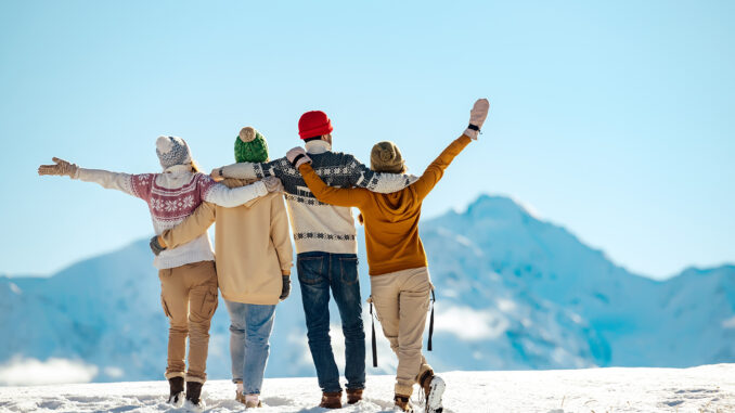 Winterurlaub in den Bergen - Menschen im Schnee