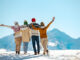 Winterurlaub in den Bergen - Menschen im Schnee